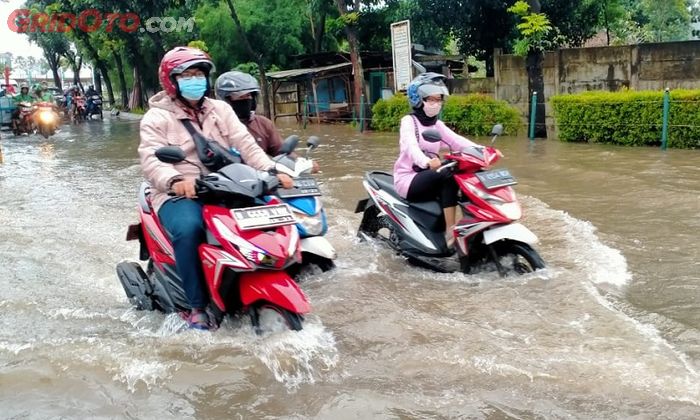 Motor menerjang banjir