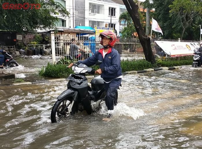 Honda Karisma mogok akibat menerobos genangan banjir