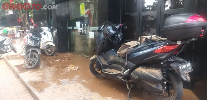 Kondisi Vespa S 125, Honda Vario 110 FI dan Yamaha XMAX setelah banjir di Kemang, Jakarta Selatan