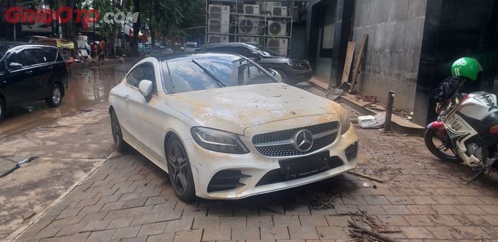 Ilustrasi mobil kebanjiran