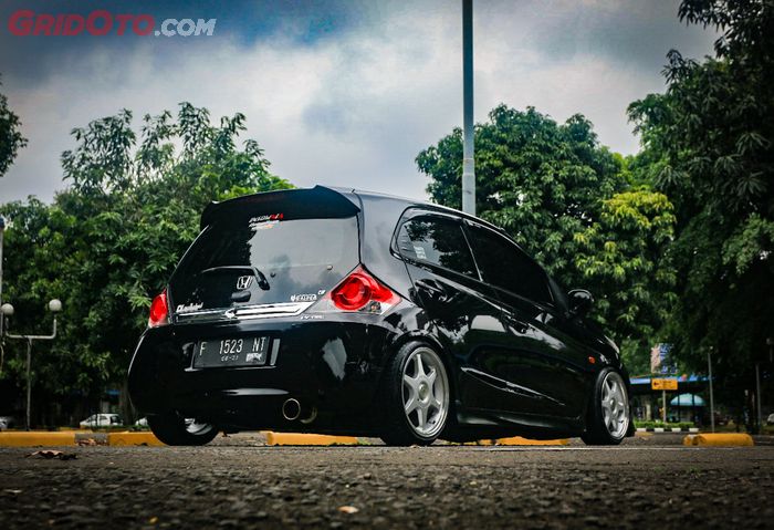 Modifikasi Honda Brio hitam pilih kaki-kaki custom coilover