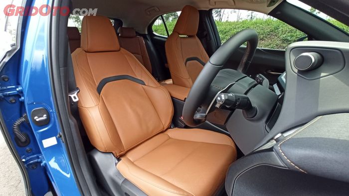 Jok Lexus UX 300e gunakan material kulit berwarna coklat