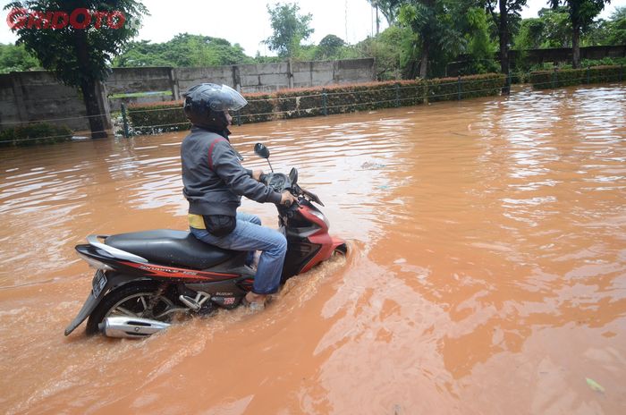 Ilustrasi motor menerobos banjir