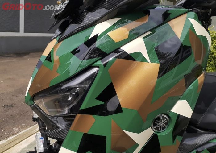 Body Yamaha XMAX custom cat dan grafik ala army, sering dibilang mirip TNI-AD nih 