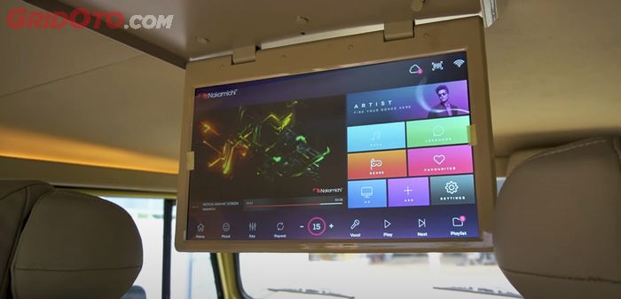 Pada tengah kabin terpasang TV LCD 15 inci untuk mendukung fitur karaoke pribadi pada Toyota Hardtop ini