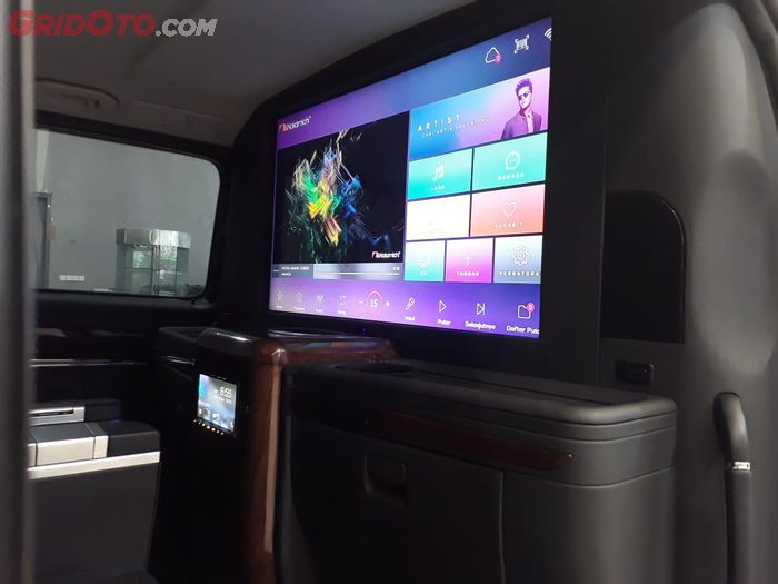 Sekat full partisi Mercedes-Benz Vito BAV dengan Smart TV LED UHD 43 inci 