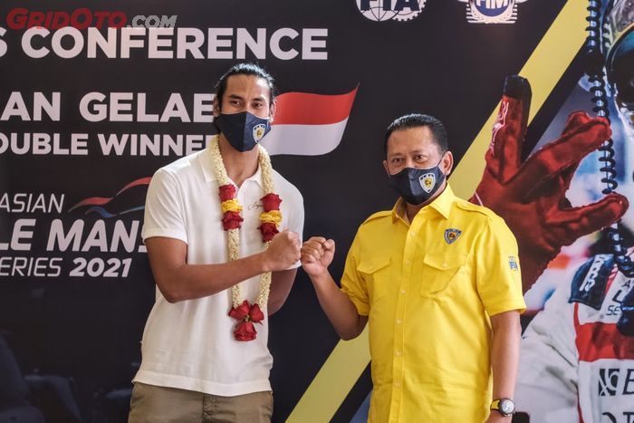Sean Gelael (kiri) bersama Ketua Umum PP IMI Bambang Soesatyo atau biasa dikenal Bamsoet (kiri) saat acara press conference.