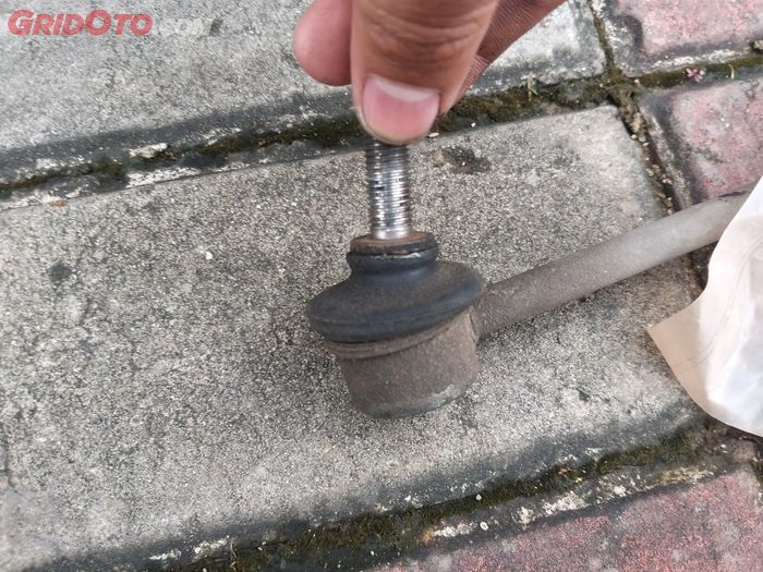 Bagian bushing dan joint link stabilizer Honda Mobilio yang rusak