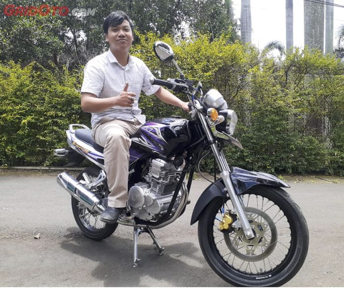 Didit Pamungkas alias Peyot di atas Yamaha Scorpio modifikasi