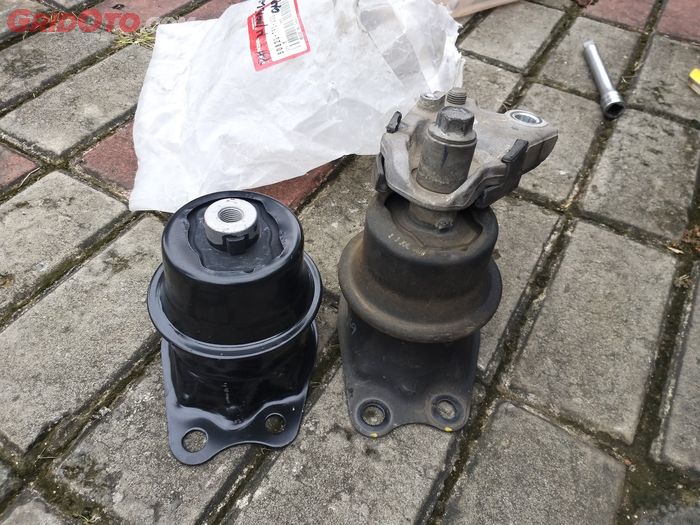 Engine mounting baru dan rusak