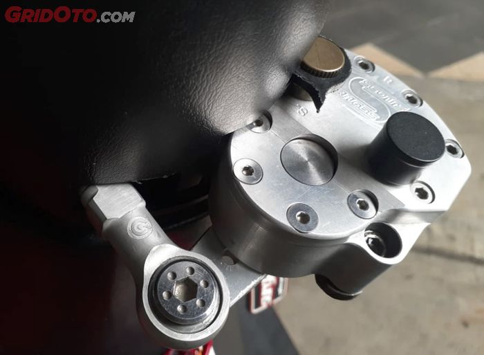 Steering dumper alias stabilizer setang Yamaha Mio pakai balljoint Brembo dan Stabilzer Scoots