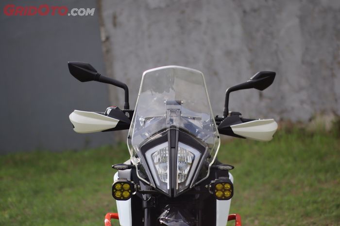 Tampak depan, ada windshield bergaya rally plus foglamp dan handguard.