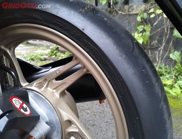 Honda BeAT pakai ban seperti motor road race yaitu FDR MP2 soft compound