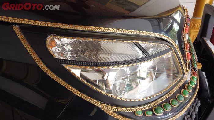 Detail Daihatsu Terios milik pak haji yang diberi pernak-pernik emas dan batu akik.
