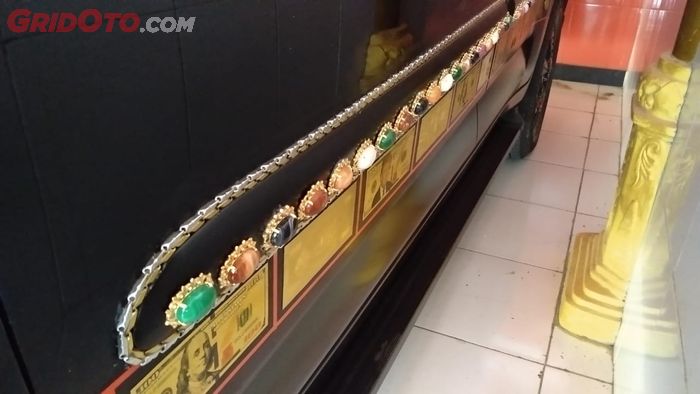 Detail bodi Daihatsu Terios yang dibalut emas dan batu akik milik pak haji