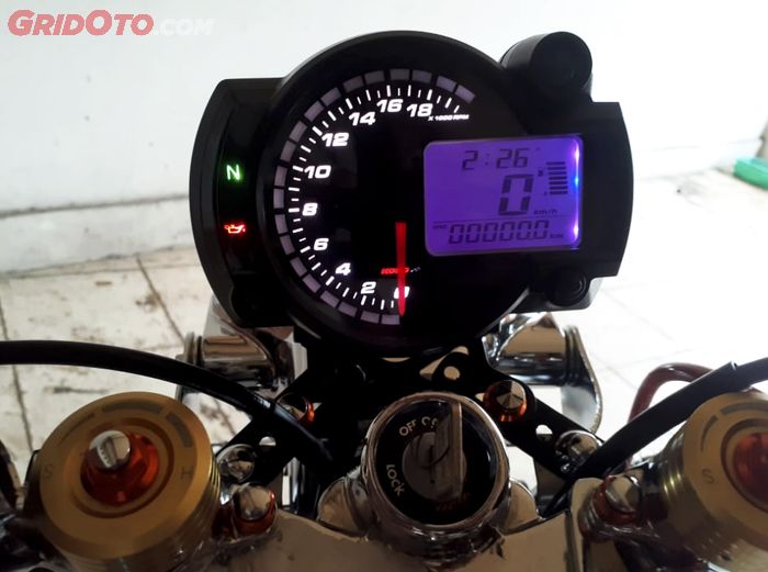 Speedometer Koso RX2 menempel pada kokpit Kawasaki Ninja modif ini