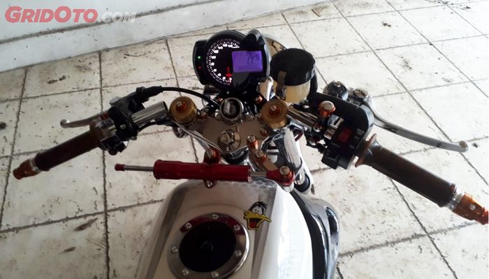 Kokpit Kawasaki Ninja R modifikasi milik Dodi