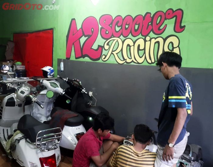 Para mekanik bengkel A2 Scooter Racing sedang menggarap motor customer