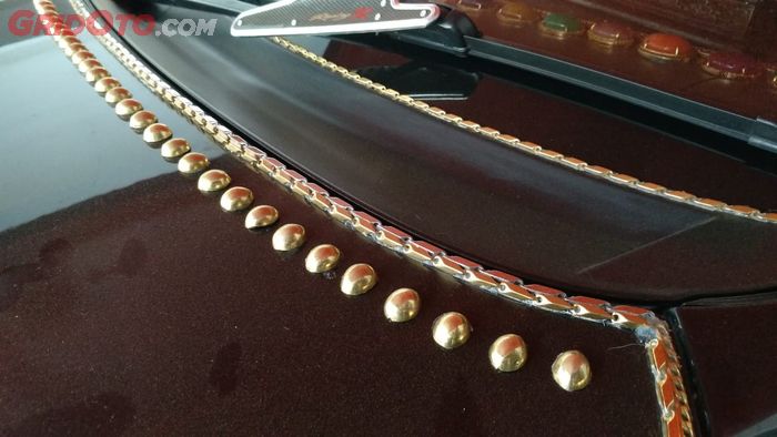 Bagian kap mesin Daihatsu Terios milik Pak Haji setelah ditempel emas.