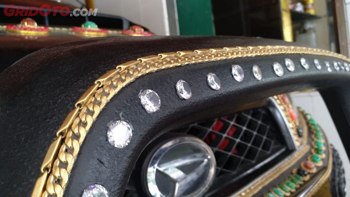 Bumper tanduk depan Daihatsu Terios yang dilapisi emas dan berlian