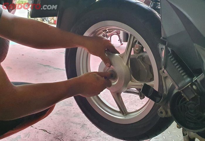 Ilustrasi cek pelek peyang