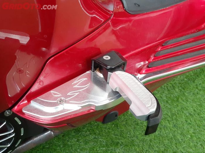 Vespa Sprint 150 pasang footstep kece lansiran Toni yang dapat dilipat