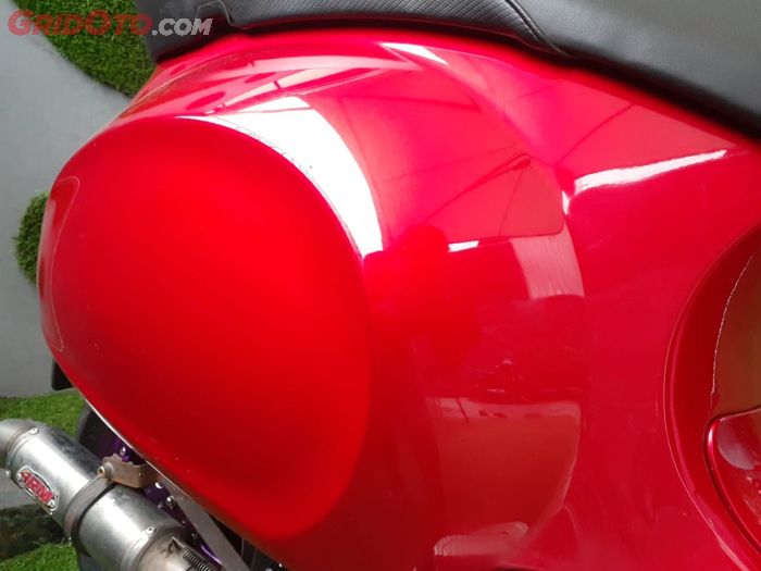 Sekujur body Vespa Sprint ini full repaint merah candy super mengkilap 