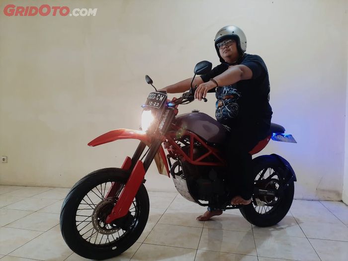 Handy dengan Honda Tiger ala supermotonya