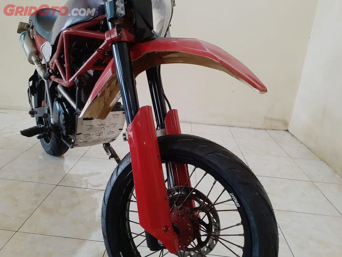 Sokbreker depan pakai milik Hyosung berjenis USD ( Upside Down)