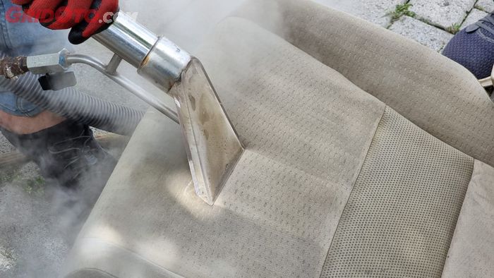 Proses mencuci jok berbahan fabric menggunakan uap panas kering, kotoran membandel pun terangkat