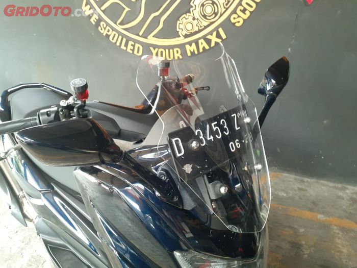 Visor depan Yamaha NMAX ganti pakai model bening custom dikombo spion original Yamaha R25