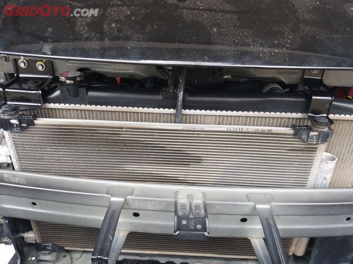 Kondensor AC berada di depan radiator