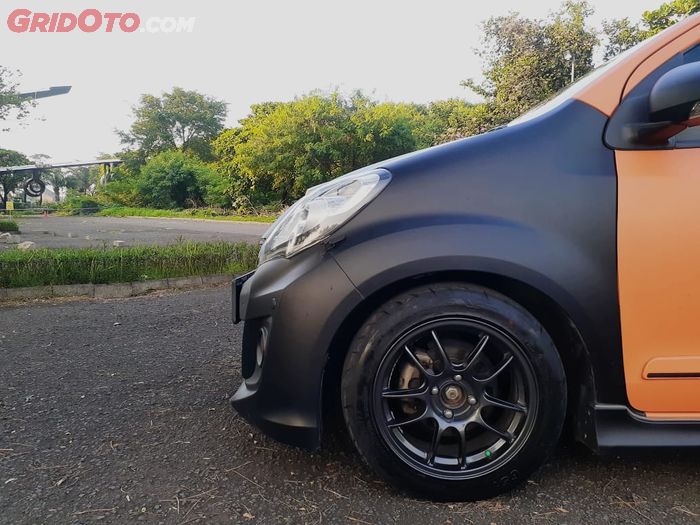 Paduan warna oren hitam pada Daihatsu Sirion ini wrapping stiker 