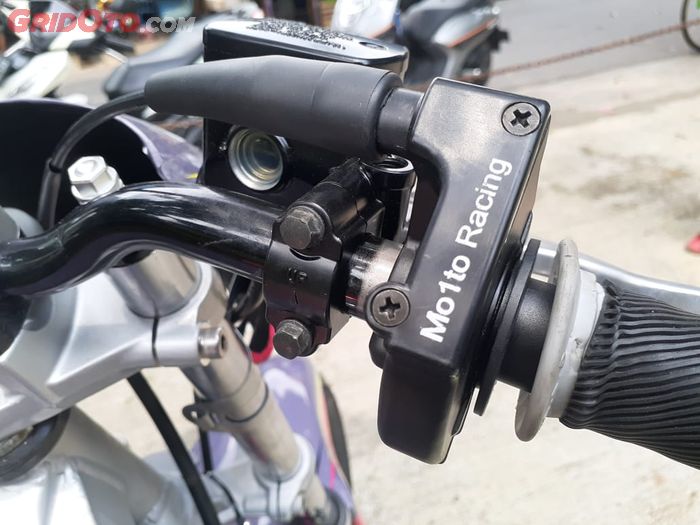 Gas spontan Moto1 Racing terpasang pada Kawasaki Ninja R garapan Saiman