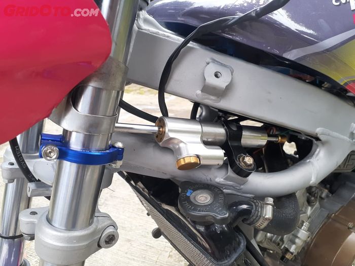 Agar saat race makin stabil Kawasaki NInja R ini pasang stabilizer setang lansiran Ohlins