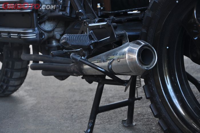 Knalpot dengan output 4-1 terbuat dari stainless steel, silencer pendek menjamin suara menggelora dari mesin BMW K100 ini