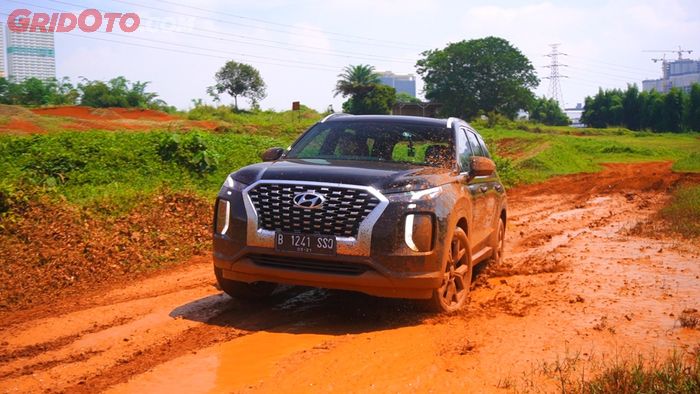 Hyundai Palisade Signature AWD dicoba ke kontur tanah licin
