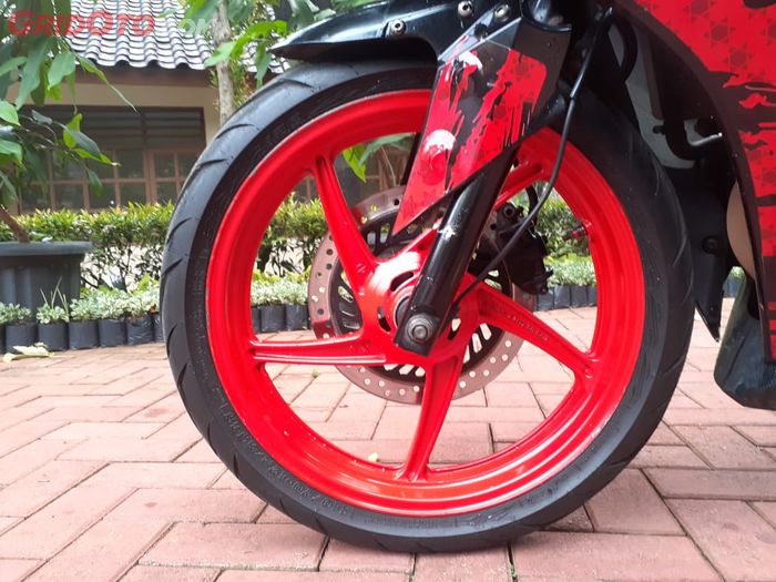 Pelek standart repaint merah mencolok dan sokbreker depan reborn custom catride kit