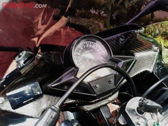 Speedometer dan beberapa part dilapis karbon kevlar