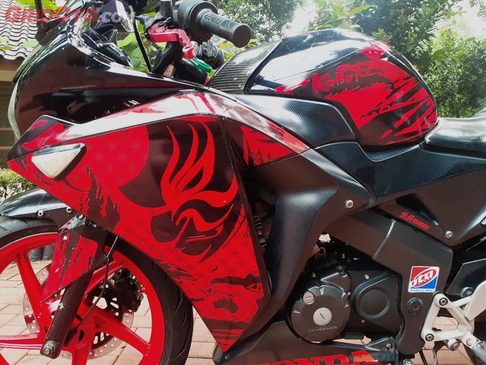 Body repaint ulang ditempel custom liver bikinan sendiri pada Honda CBR150 Thailand ini