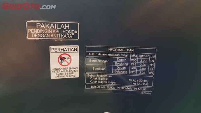 Stiker informasi tekanan angin ban dan beban maksimum bagasi Honda ADV150