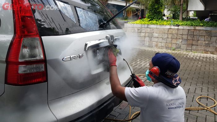 Bersihkan Eksterior dengan Cuci Mobil Pakai Uap Panas