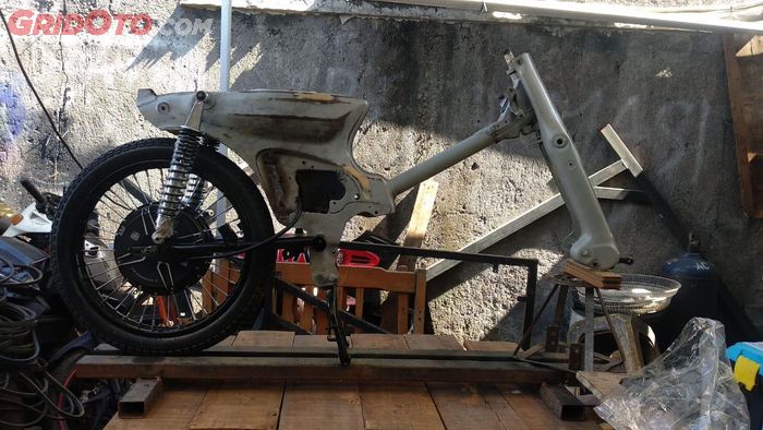 Rangka pakai Honda C70 dari tukang barang bekas