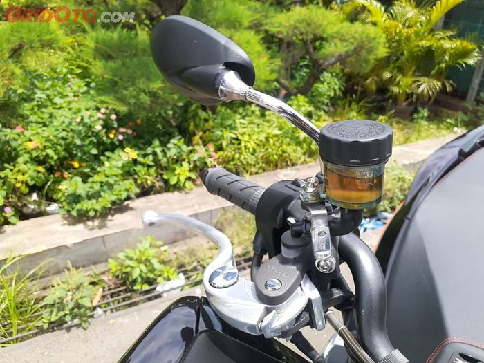 Honda PCX150 Vietnam pakai master rem Kawasaki ZX6R, spion X-One