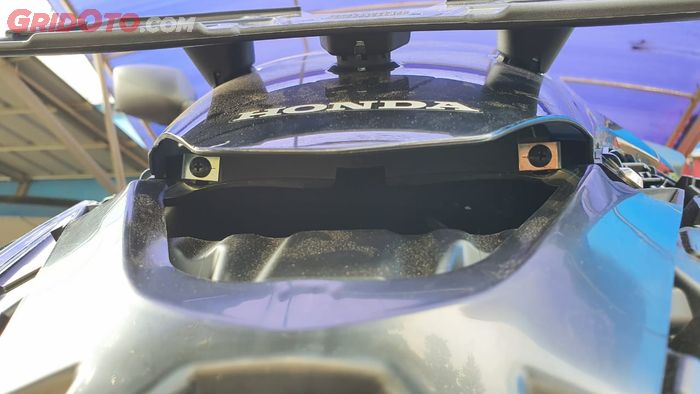 Dua baut pengikat cover bodi windshield honda PCX 160