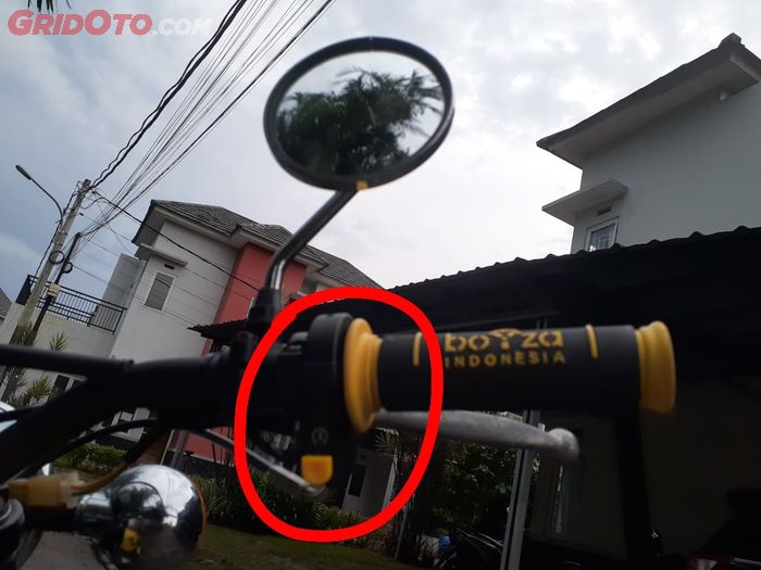 Tombol starter elektrik pada Yamaha DT100 ini milik Honda Supra X lawas