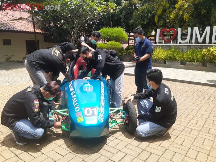 Tim Geni Biru E-Falco sedang mengecek kondisi mobil listrik buatannya