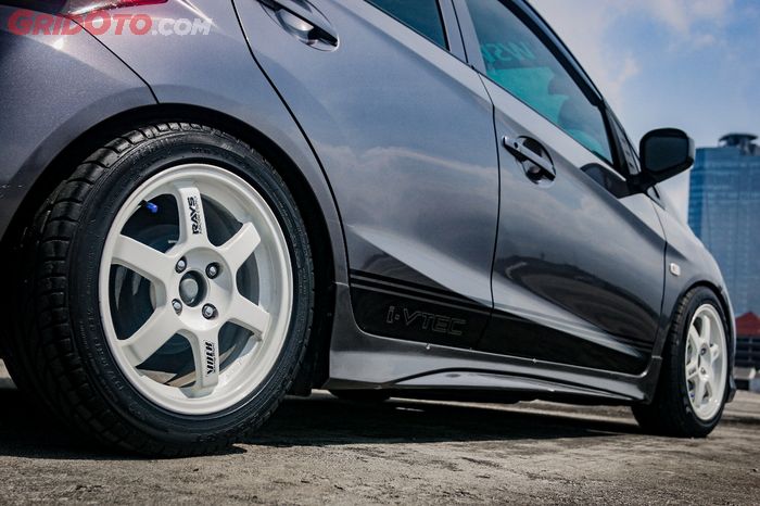 Pelek TE37 ring 15 inci dibalut ban Champiro GTX