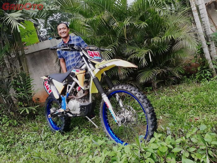 Bro Irwan dengan motor trail kesayangannya
