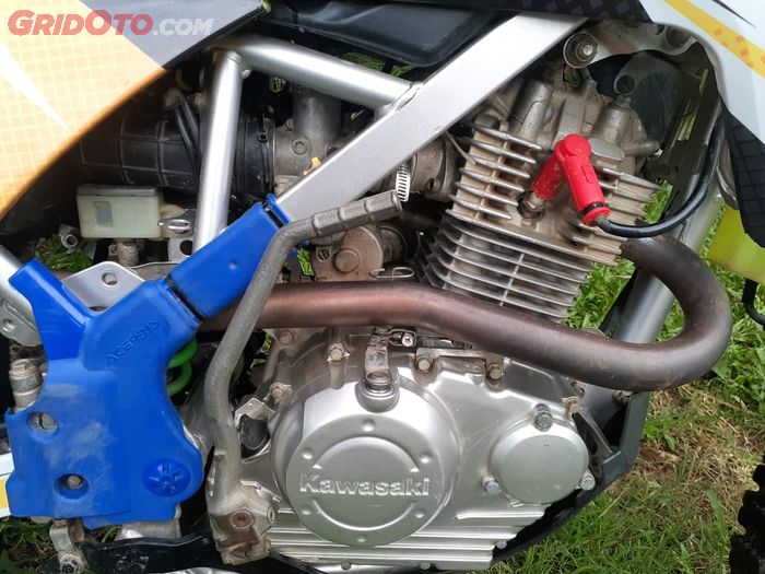 Rangka dicover biru dan mesin Kawasaki KLX bore up spek 63